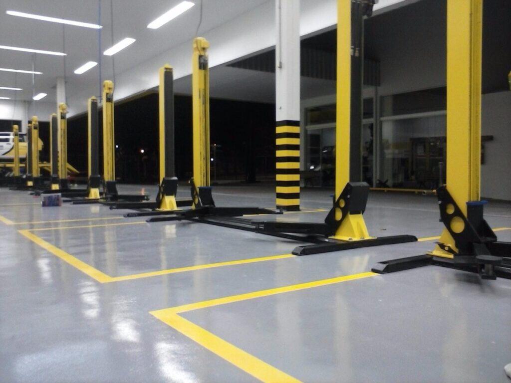 Pintura e demarcação de piso e garagens industrial e predial